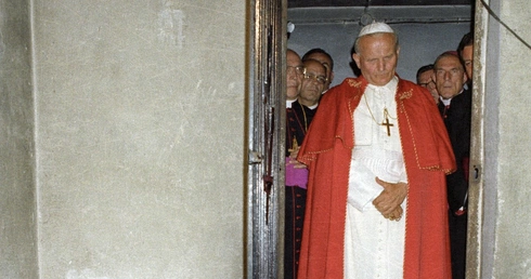 11 Listopada św. Jana Pawła II. Archiwalne nagranie z prywatnej kaplicy papieża