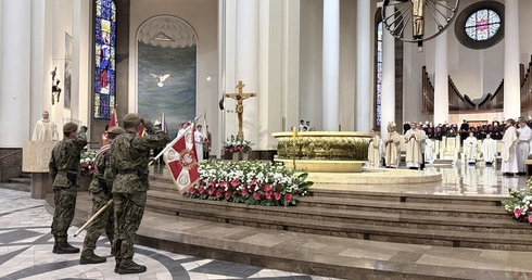Abp Przybylski: Nasza codzienna służba dla ojczyzny jest powinnością każdego z nas