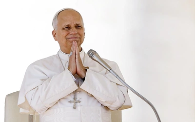 Myśleli, że nie żyje - on tymczasem stanął w drzwiach. Nowa książka o Leonie XIV