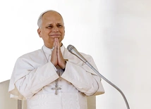 Myśleli, że nie żyje - on tymczasem stanął w drzwiach. Nowa książka o Leonie XIV