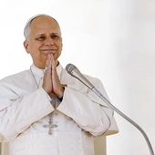 Myśleli, że nie żyje - on tymczasem stanął w drzwiach. Nowa książka o Leonie XIV