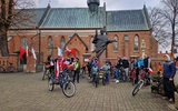 W kościelnej ławce i na rowerze