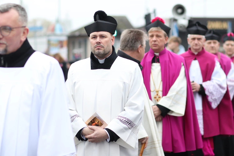 Obchody patronalne diecezji. Procesja z relikwiami św. Wiktorii 