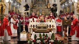 Skarb, w naczyniach glinianych