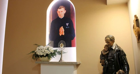 Wprowadzenie relikwii bł. księdza Frelichowskiego 