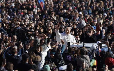 Papież przestrzega przed skupianiem się na sobie, co skutkuje samotnością i narcyzmem