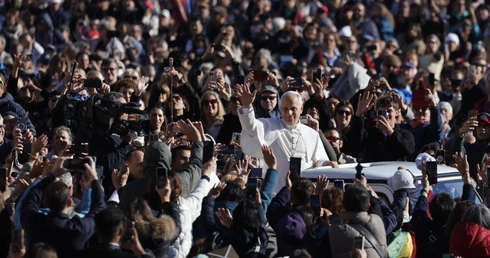 Papież przestrzega przed skupianiem się na sobie, co skutkuje samotnością i narcyzmem