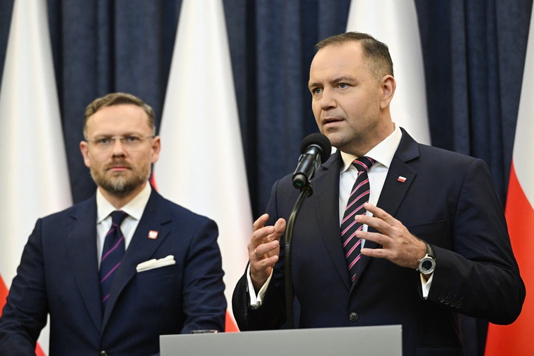 Prezydent RP Karol Nawrocki (P) i szef KPRP Zbigniew Bogucki (L)