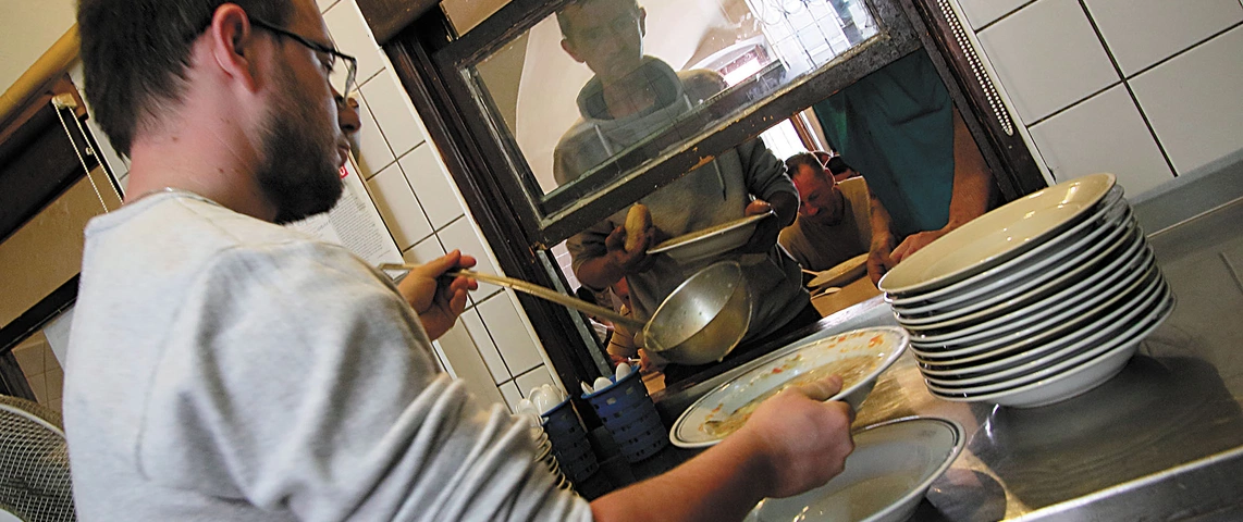 Przez żołądek do serca. Ponad 3 miliony posiłków rocznie przygotowuje Caritas Polska dla potrzebujących