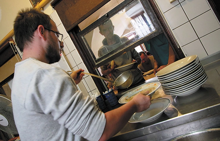 Przez żołądek do serca. Ponad 3 miliony posiłków rocznie przygotowuje Caritas Polska dla potrzebujących