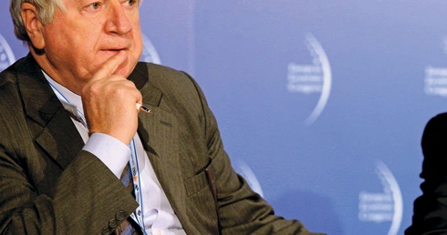 Prof. Bogdan Góralczyk   sinolog, hungarysta, specjalista w zakresie stosunków międzynarodowych, dyplomata i publicysta. Pełnił m.in. funkcję ambasadora RP w Królestwie Tajlandii, Republice Filipin i Związku Myanmar. Jest pracownikiem Centrum Europejskiego Uniwersytetu Warszawskiego. 