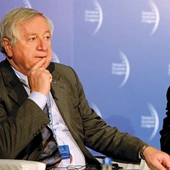 Prof. Bogdan Góralczyk   sinolog, hungarysta, specjalista w zakresie stosunków międzynarodowych, dyplomata i publicysta. Pełnił m.in. funkcję ambasadora RP w Królestwie Tajlandii, Republice Filipin i Związku Myanmar. Jest pracownikiem Centrum Europejskiego Uniwersytetu Warszawskiego. 