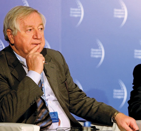 Prof. Bogdan Góralczyk   sinolog, hungarysta, specjalista w zakresie stosunków międzynarodowych, dyplomata i publicysta. Pełnił m.in. funkcję ambasadora RP w Królestwie Tajlandii, Republice Filipin i Związku Myanmar. Jest pracownikiem Centrum Europejskiego Uniwersytetu Warszawskiego. 