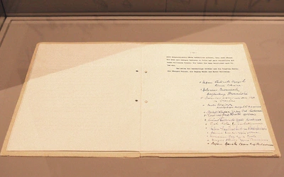 Ostatnia strona Orędzia biskupów polskich  do niemieckich, podpisanego przez 34 polskich biskupów, uczestników Soboru Watykańskiego II.  