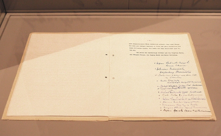 Ostatnia strona Orędzia biskupów polskich  do niemieckich, podpisanego przez 34 polskich biskupów, uczestników Soboru Watykańskiego II.  