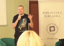  Tomasz Czapla to absolwent Uniwersytetu Gdańskiego i Uniwersytetu Mikołaja Kopernika; pasjonat historii, zwłaszcza dwudziestolecia międzywojennego, II wojny światowej oraz dziejów obozu piłsudczykowskiego.