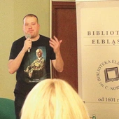  Tomasz Czapla to absolwent Uniwersytetu Gdańskiego i Uniwersytetu Mikołaja Kopernika; pasjonat historii, zwłaszcza dwudziestolecia międzywojennego, II wojny światowej oraz dziejów obozu piłsudczykowskiego.