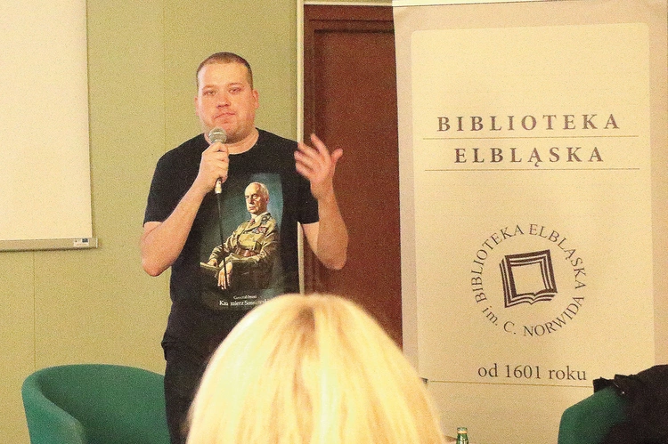  Tomasz Czapla to absolwent Uniwersytetu Gdańskiego i Uniwersytetu Mikołaja Kopernika; pasjonat historii, zwłaszcza dwudziestolecia międzywojennego, II wojny światowej oraz dziejów obozu piłsudczykowskiego.