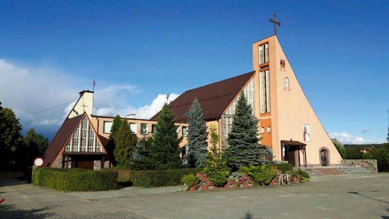  Parafię zamieszkuje w ogromnej większości rdzenna ludność kaszubska. To skonsolidowana społeczność, która cały czas się rozwija.