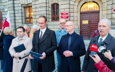 Na tę chwilę oprócz społecznego wzburzenia, nic więcej nie udało się uzyskać tzw. obrońcom krzyża.