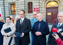 Na tę chwilę oprócz społecznego wzburzenia, nic więcej nie udało się uzyskać tzw. obrońcom krzyża.