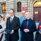 Na tę chwilę oprócz społecznego wzburzenia, nic więcej nie udało się uzyskać tzw. obrońcom krzyża.