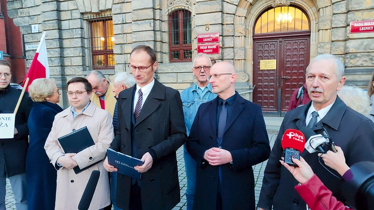 Na tę chwilę oprócz społecznego wzburzenia, nic więcej nie udało się uzyskać tzw. obrońcom krzyża.