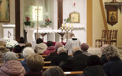  Nauki, które odbywały się w kaplicy Miłosierdzia Bożego poprzedzała modlitwa przed Najświętszym Sakramentem.
