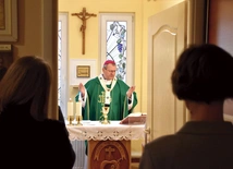  Błogosławiąc dom, abp Wojda prosił Boga, by był on zawsze przestrzenią nadziei i pokoju.