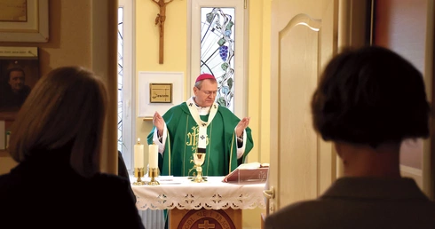  Błogosławiąc dom, abp Wojda prosił Boga, by był on zawsze przestrzenią nadziei i pokoju.