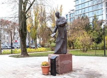 Pomnik ks. prof. Idziego Radziszewskiego stoi w centralnej części placu.