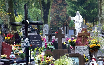  – Naszych  bliskich zmarłych zawsze powierzajmy miłosierdziu Bożemu  – mówi biskup elbląski.