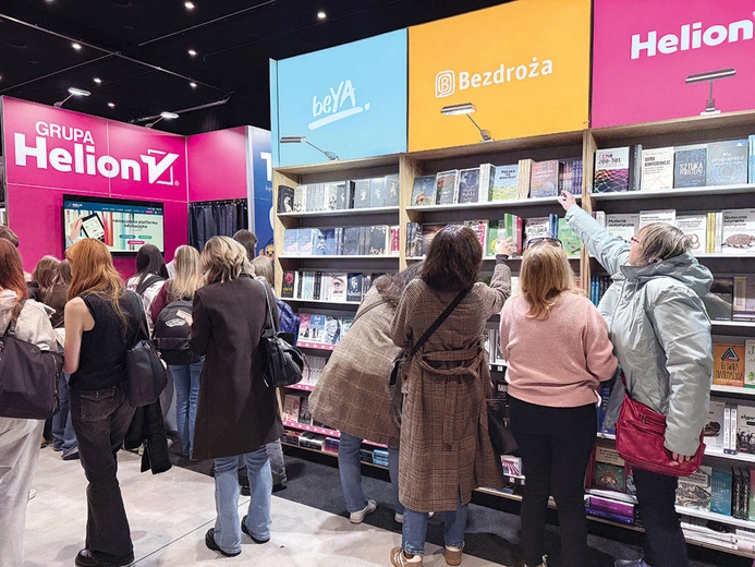 Stoiska wystawców oblegali poszukiwacze dobrych lektur i okazji cenowych.