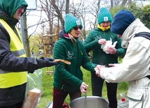  Ewelina (w środku), wraz z innymi wolontariuszami Zupy za Ratuszem w Bielsku-Białej, stara się  pomóc zmienić życie tych,  którzy znaleźli się na ulicy.