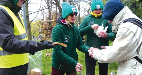  Ewelina (w środku), wraz z innymi wolontariuszami Zupy za Ratuszem w Bielsku-Białej, stara się  pomóc zmienić życie tych,  którzy znaleźli się na ulicy.
