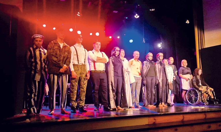 Grę aktorów publiczność nagrodziła owacją  na stojąco. 