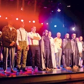 Grę aktorów publiczność nagrodziła owacją  na stojąco. 