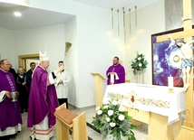  – Przychodźmy do tej kaplicy na spotkanie  ze Zbawicielem, na rozmowę z Nim – zachęcał  w homilii pasterz.