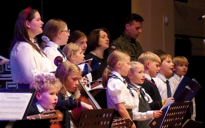 Uczniowsko-rodzicielski chór szkoły Skała zaprosił do wspólnego śpiewania dla ojczyzny.