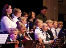 Uczniowsko-rodzicielski chór szkoły Skała zaprosił do wspólnego śpiewania dla ojczyzny.