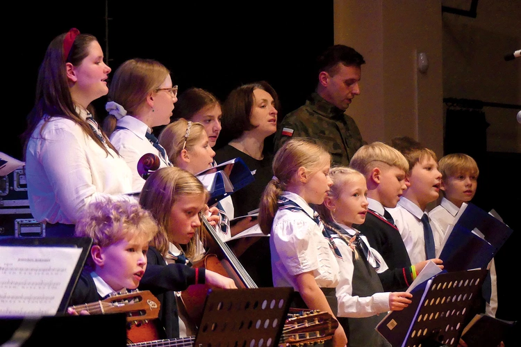 Uczniowsko-rodzicielski chór szkoły Skała zaprosił do wspólnego śpiewania dla ojczyzny.