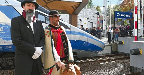 Do Warszawy pojedziemy 4 h. Od stolicy trzeba dodać 2,5 h i wysiądziemy w Gdańsku, odbywając podróż tym samym składem. Będzie też nowy pociąg ekspresowy po południu o nazwie „Morskie Oko” do Trójmiasta. 