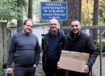 Lider wspólnoty Andrzej Golik (w środku) z Andrzejem Sitarzem (z prawej) i Kacprem Kulawikiem po spotkaniu z Dobrą Nowiną wśród kobiet osadzonych w zakładzie karnym w Turawie.