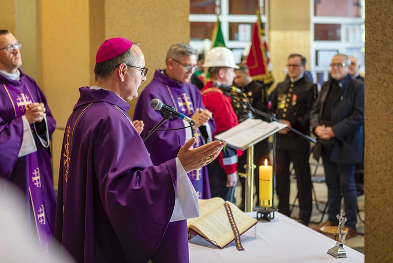 We Mszy św. wzięli udział przedstawiciele dyrekcji Polskiej Grupy Górniczej, pracownicy kopalń oraz rodziny zmarłych górników. 