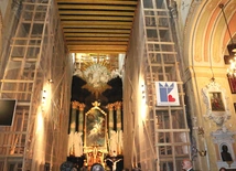 W świątyni skałecznej stoją już rusztowania, niezbędne do przeprowa-dzania prac konserwatorskich. 