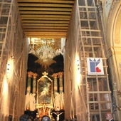 W świątyni skałecznej stoją już rusztowania, niezbędne do przeprowa-dzania prac konserwatorskich. 