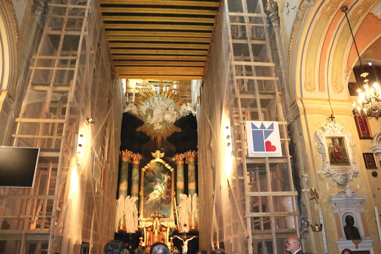 W świątyni skałecznej stoją już rusztowania, niezbędne do przeprowa-dzania prac konserwatorskich. 