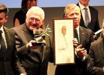 Nagrodę odebrał ks. Roman Krekora CR, rektor sanktuarium.