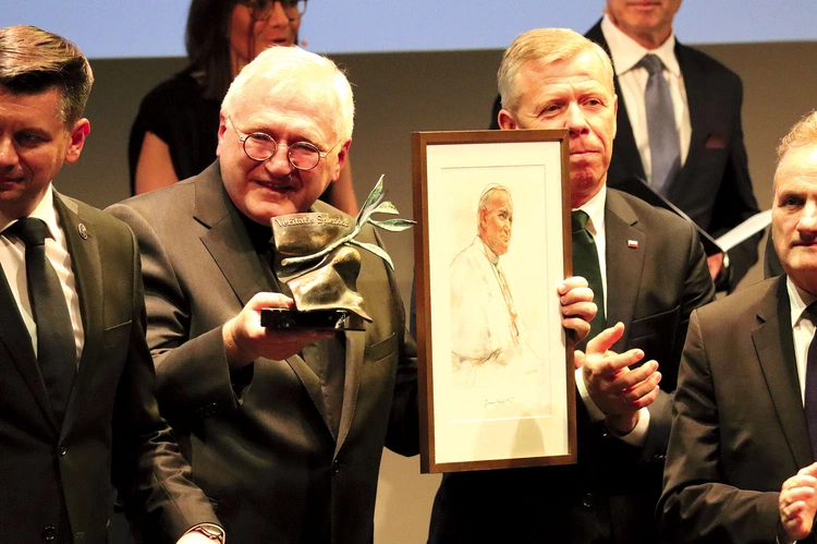 Nagrodę odebrał ks. Roman Krekora CR, rektor sanktuarium.