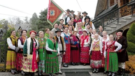 Mocna ekipa ZP przed miejscową drewnianą kaplicą, w której odbyła się Msza św. dziękczynna.